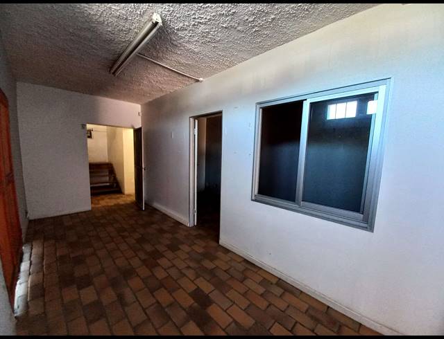 825M² WAREHOUSE FOR SALE IN NORTH END